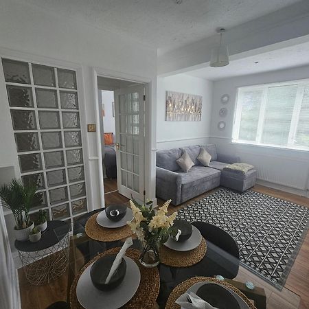 St Albans City Stays - Near Luton Airport - St Albans Abbey & City Train Station - Close To London- Harry Potter World - The Odyssey Cinema - Abbey Cathedral- Contractors I Business I Leisure- Sleeps Upto 6 People Dış mekan fotoğraf