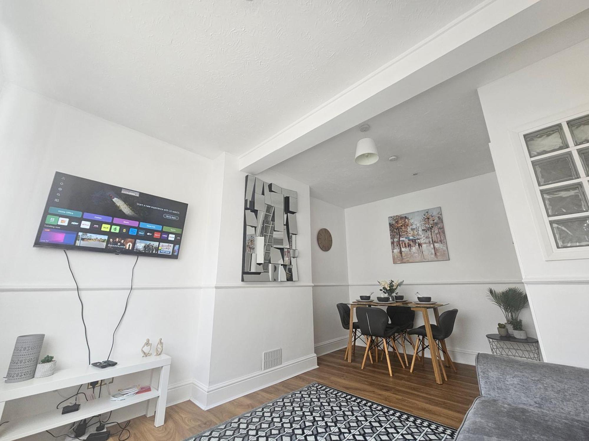 St Albans City Stays - Near Luton Airport - St Albans Abbey & City Train Station - Close To London- Harry Potter World - The Odyssey Cinema - Abbey Cathedral- Contractors I Business I Leisure- Sleeps Upto 6 People Dış mekan fotoğraf