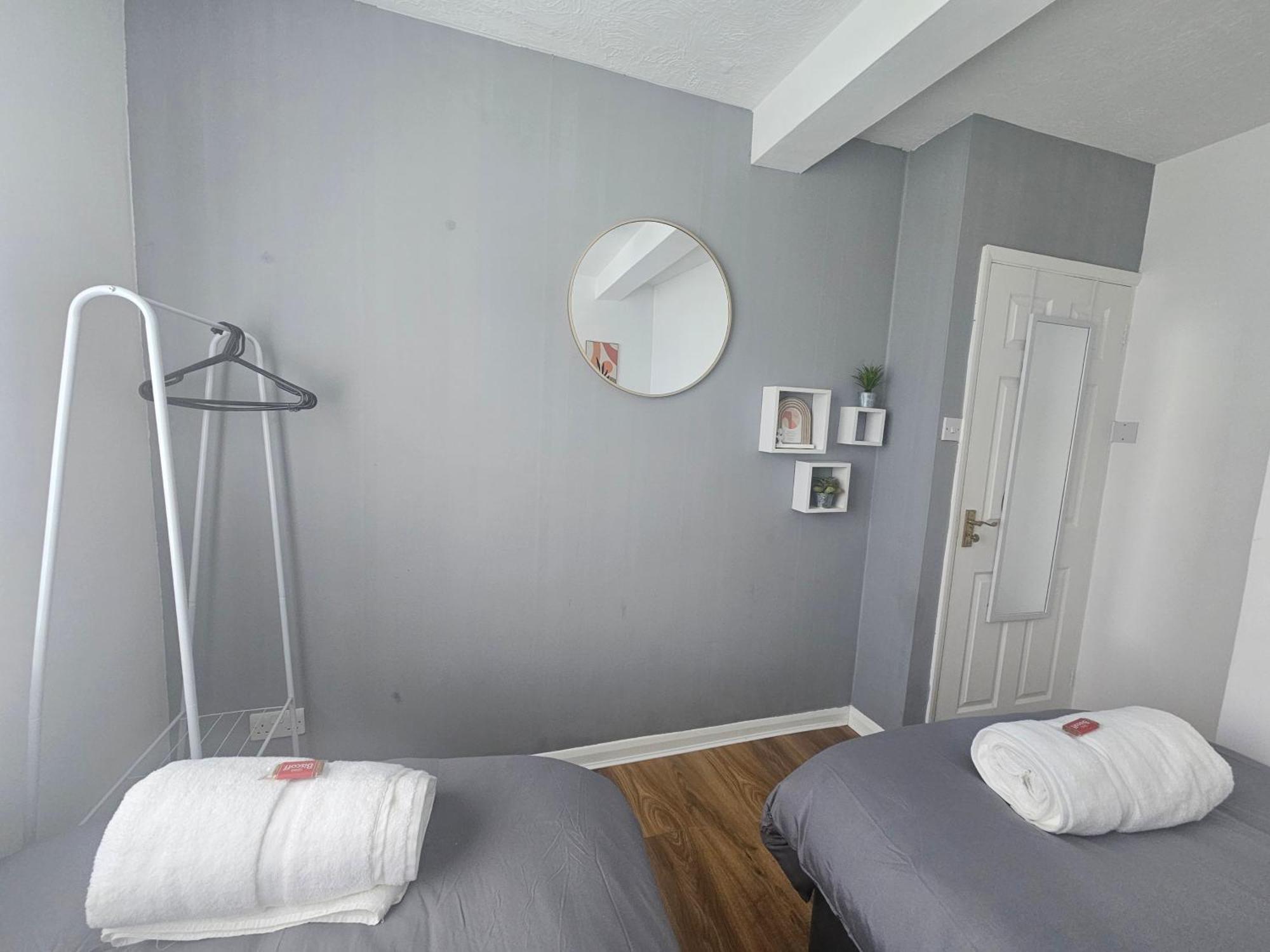 St Albans City Stays - Near Luton Airport - St Albans Abbey & City Train Station - Close To London- Harry Potter World - The Odyssey Cinema - Abbey Cathedral- Contractors I Business I Leisure- Sleeps Upto 6 People Dış mekan fotoğraf