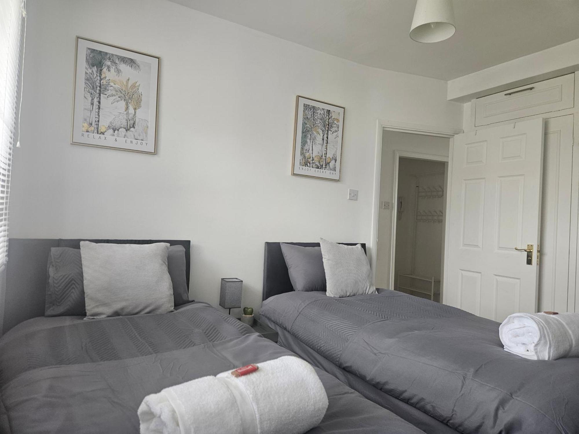 St Albans City Stays - Near Luton Airport - St Albans Abbey & City Train Station - Close To London- Harry Potter World - The Odyssey Cinema - Abbey Cathedral- Contractors I Business I Leisure- Sleeps Upto 6 People Dış mekan fotoğraf